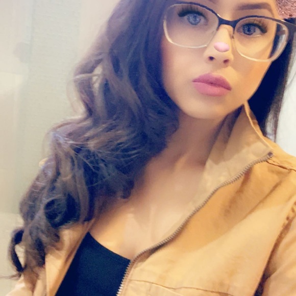 Meet your Posher, Erika - Picture 2 of 2